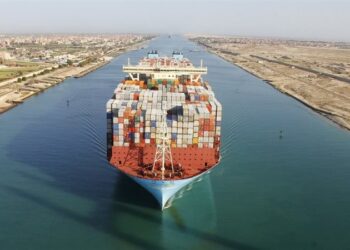 قناة السويس: حركة الملاحة منتظمة ولم تتأثر بحادث غرق الحفار ADMARINE12