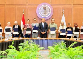 وزير التربية والتعليم يكرم أوائل الثانوية العامة ويشيد بتفوقهم وتميزهم