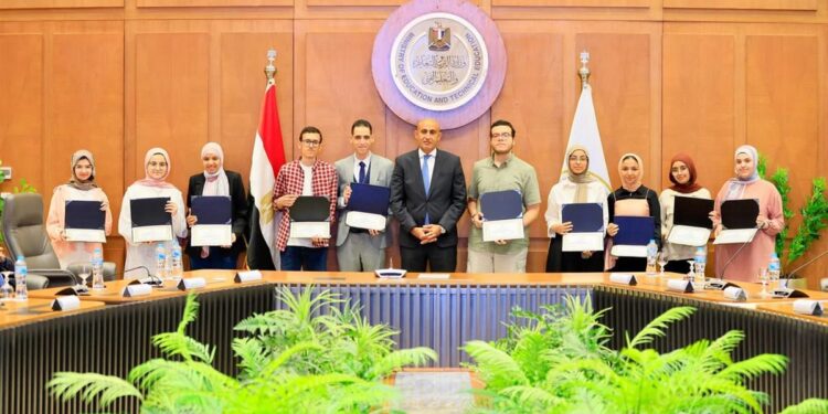 وزير التربية والتعليم يكرم أوائل الثانوية العامة ويشيد بتفوقهم وتميزهم