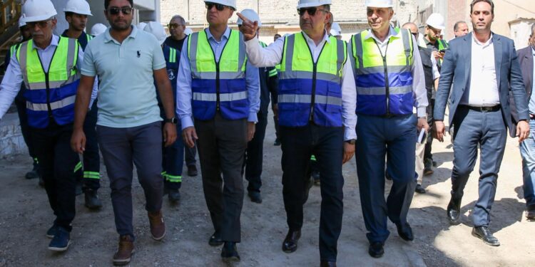 وزير قطاع الأعمال العام في جولة ميدانية بشركة “مصر لصناعة الكيماويات” بالإسكندرية