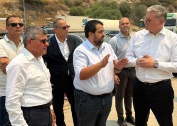 وزير البترول يزور موقع الحرائق التي اندلعت بالقرب من مدينة ليماسول الساحلية بجنوب قبرص