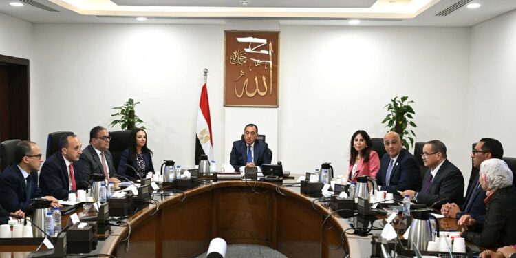 رئيس الوزراء يستعرض الاستراتيجية الوطنية للحرف اليدوية (2025 – 2030)