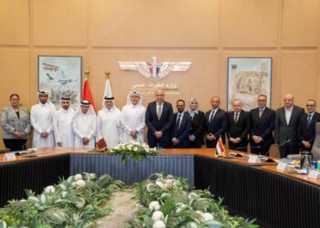 وزير الطيران يستقبل وفدًا قطريًا رفيع المستوى ويعلن عن مشروع مشترك لتطوير المسارات الجوية