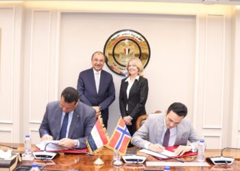 وزير قطاع الأعمال وسفيرة النرويج بالقاهرة يشهدان توقيع اتفاق بين “مصر للألومنيوم”