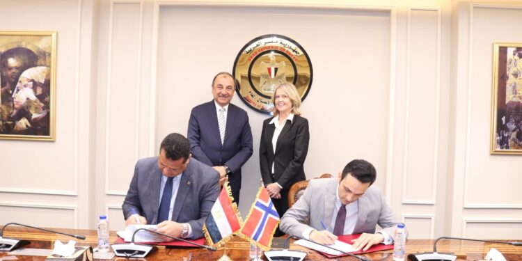 وزير قطاع الأعمال وسفيرة النرويج بالقاهرة يشهدان توقيع اتفاق بين “مصر للألومنيوم”