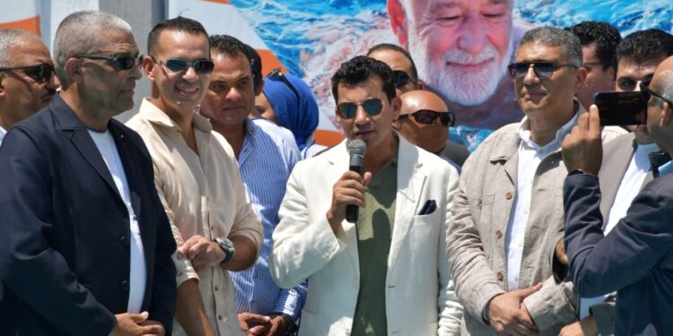 وزير الشباب والرياضة ومحافظ الجيزة يفتتحان حمام سباحة نُزل الشباب الدولي