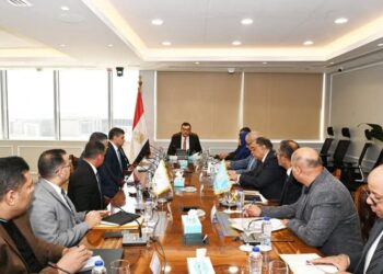 وزير الإسكان يتابع موقف مشروعات الإسكان بمحافظة بورسعيد