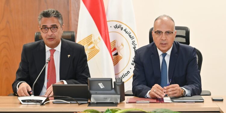 وزير الرى و التموين يبحثان سُبل تطوير مصانع إنتاج السكر من قصب السكر والتنسيق لحماية الموارد المائية من التلوث بنواتج مصانع السكر