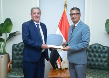 وزير التموين  يصدر قرارات وزارية بتعيين عدد من القيادات التنفيذية بالمحافظات، ويكرم عدد من القيادات السابقة لبلوغها سن المعاش