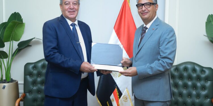 وزير التموين  يصدر قرارات وزارية بتعيين عدد من القيادات التنفيذية بالمحافظات، ويكرم عدد من القيادات السابقة لبلوغها سن المعاش