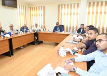 وزير الإسكان يصل “النوبارية الجديدة” ويعقد اجتماعًا لمتابعة سير العمل بمختلف القطاعات بالمدينة