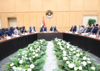 الوزير يلتقي وزير النقل والطيران سيراليون لبحث تدعيم التعاون المشترك في مجالات النقل المختلفة وتنفيذ الشركات المصرية