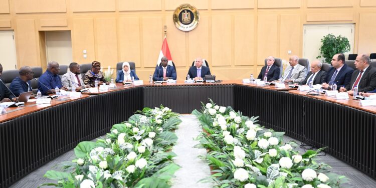 الوزير يلتقي وزير النقل والطيران سيراليون لبحث تدعيم التعاون المشترك في مجالات النقل المختلفة وتنفيذ الشركات المصرية