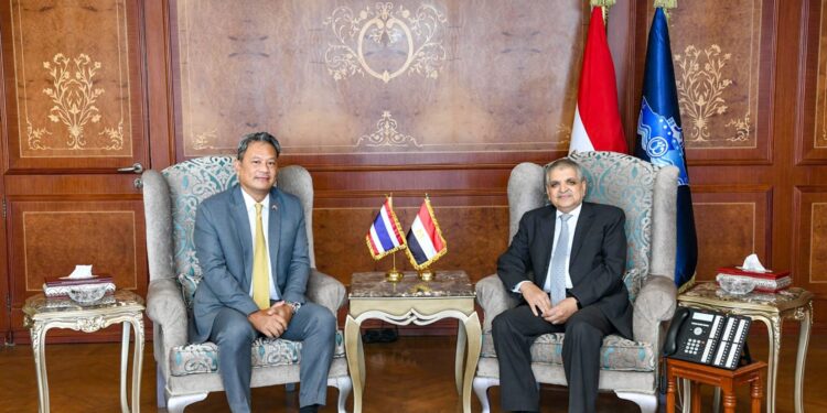 رئيس هيئة قناة السويس يبحث سبل التعاون المشترك مع سفير تايلاند في مجال الخدمات البحرية