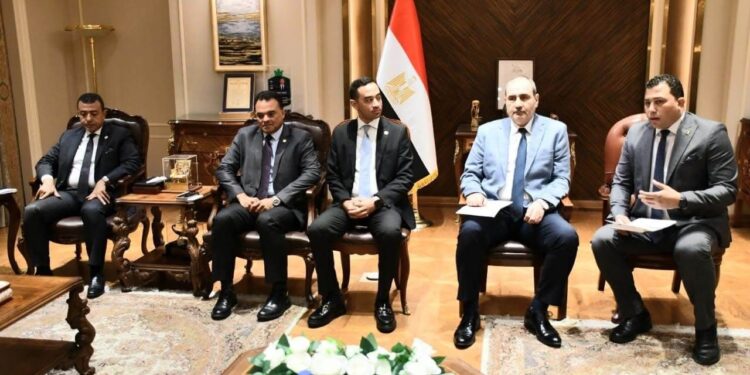وزير الرياضة يلتقي مجموعة من المستثمرين المصريين لبحث عمل شراكة وطنية