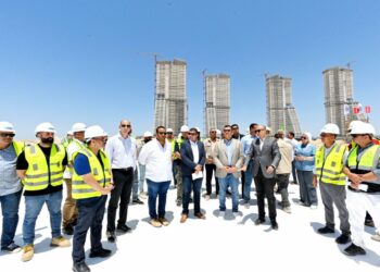 وزير الإسكان يتفقد موقف تنفيذ أبراج “الداون تاون” وبحيرات “كريستال لاجون” بمدينة العلمين الجديدة