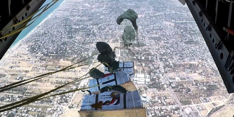 مصر تسقط أطنان من المساعدات جواً على قطاع غزة