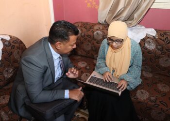 الاتصالات تسلّم الأولى على المكفوفين لاب توب مجهزًا لاستكمال تفوقها الجامعي