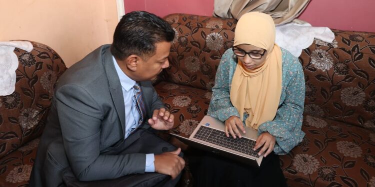 الاتصالات تسلّم الأولى على المكفوفين لاب توب مجهزًا لاستكمال تفوقها الجامعي