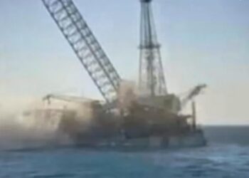 غرق حفار بترول بالبحر الأحمر يودي بحياة 4 أشخاص.. وجهود للبحث عن 6 مفقودين