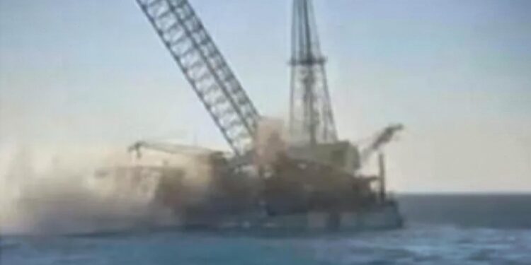 غرق حفار بترول بالبحر الأحمر يودي بحياة 4 أشخاص.. وجهود للبحث عن 6 مفقودين