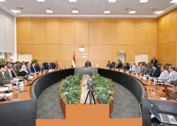 وزير الإسكان يعقد اجتماعه الدوري لمتابعة المشروعات السكنية بعددٍ من المدن والمحافظات