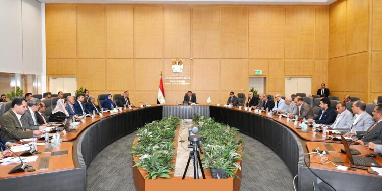 وزير الإسكان يعقد اجتماعه الدوري لمتابعة المشروعات السكنية بعددٍ من المدن والمحافظات