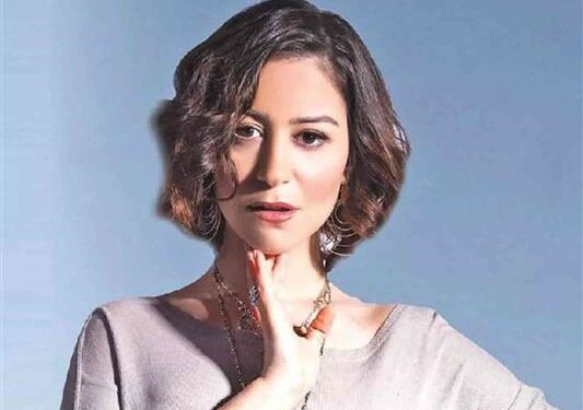 منة شلبى: الحمد لله والدتى بخير.. وأشكر وأطمئن كل من قلق عليها