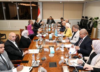 وزير الإسكان يتابع موقف مبادرتي “بيتك في مصر” و”بيت الوطن” للمصريين بالخارج