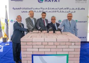 رئيس اقتصادية قناة السويس يشهد وضع حجر أساس خطوط إنتاج جديدة لمصنع “حياة إيجيبت”