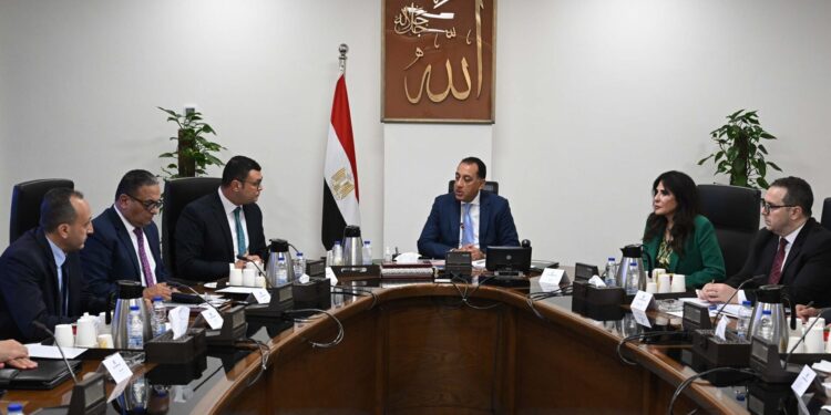 مدبولي يتابع موقف تقنين الأراضي المضافة لعدد من المدن الجديدة وموقف الطروحات المختلفة