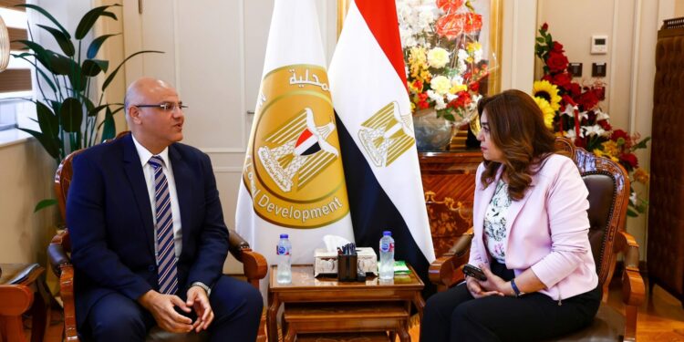 وزيرة التنمية تتابع مع محافظ القليوبية مشروعات “حياة كريمة” وتوفير السلع الغذائية للمواطنين