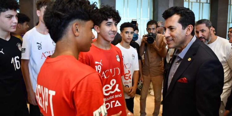 وزير الرياضة يزور معسكر منتخب ١٧ سنة.. ويطمئن على استعداداته لكأس العالم