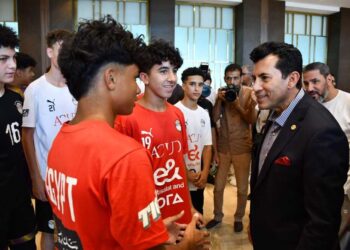 وزير الرياضة يزور معسكر منتخب ١٧ سنة.. ويطمئن على استعداداته لكأس العالم