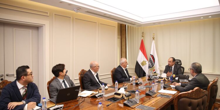 وزير قطاع الأعمال العام يلتقي وفدًا من شركة “GS E&C” الكورية الجنوبية لبحث فرص التعاون