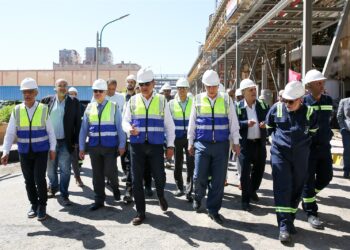 وزير قطاع الأعمال العام في جولة ميدانية بشركة “مصر لصناعة الكيماويات” بالإسكندرية