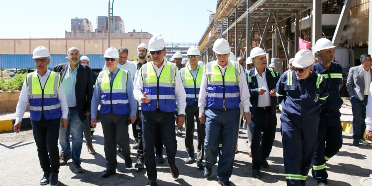 وزير قطاع الأعمال العام في جولة ميدانية بشركة “مصر لصناعة الكيماويات” بالإسكندرية