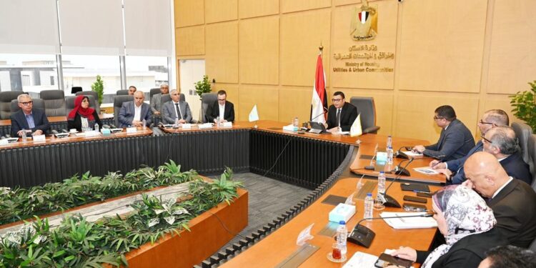 وزير الإسكان يتابع موقف توفيق الأوضاع بالأراضي المنضمة لأحوزة عددٍ من المدن الجديدة
