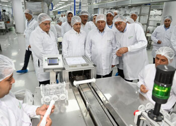 وزير الصناعة والنقل يفتتح خط إنتاج مرشحات الغسيل الكلوي ومصنع محاليل الغسيل الكلوي بطاقة ٤٠ مليون لتر سنويًا بشركة “أولميد ميدل إيست”