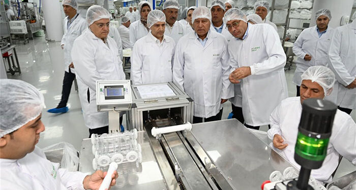 وزير الصناعة والنقل يفتتح خط إنتاج مرشحات الغسيل الكلوي ومصنع محاليل الغسيل الكلوي بطاقة ٤٠ مليون لتر سنويًا بشركة “أولميد ميدل إيست”