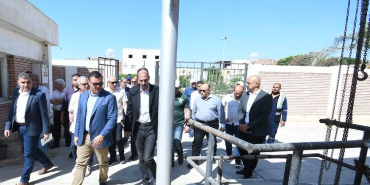 وزير الإسكان يتفقد الطرق والمحاور ومحطة رفع صرف صحي ومشروع تنفيذ مدرسة تعليم أساسي بمدينة النوبارية الجديدة