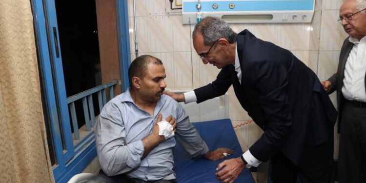 وزير الاتصالات يقطع زيارته لخارج مصر ويوجه بتعويض المستخدمين المتضررين ويزور المصابين فى الحادث