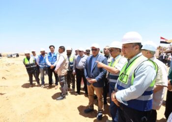 وزير الإسكان يتفقد محاور الطرق ومحطة تنقية مياه الشرب الجديدة بمدينة السادات