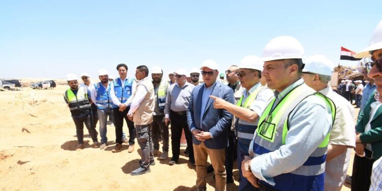 وزير الإسكان يتفقد محاور الطرق ومحطة تنقية مياه الشرب الجديدة بمدينة السادات