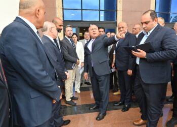 وزير الصناعة والنقل يتفقد محطة الركاب السياحية بميناء الإسكندرية