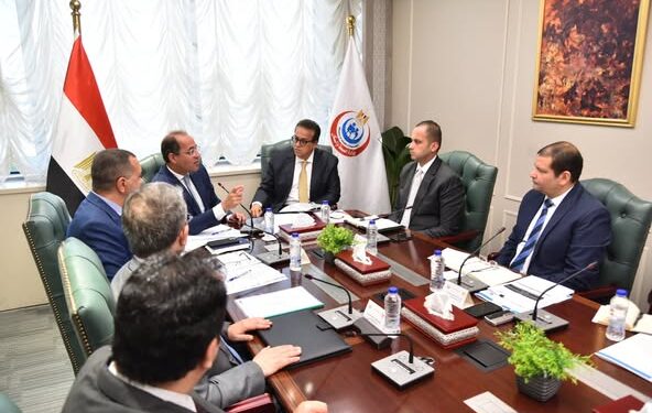 وزير الصحة يبحث سُبل استدامة تمويل التأمين الصحي الشامل ومقترحات تعديل المساهمة التكافلية