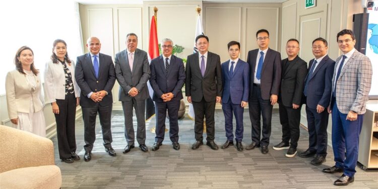 رئيس اقتصادية قناة السويس يستقبل وفد مجلس ترويج التجارة الدولية لمقاطعة جواندونج