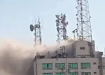 المصرية للاتصالات: جاري السيطرة على حريق سنترال رمسيس بمعاونة رجال الدفاع المدني