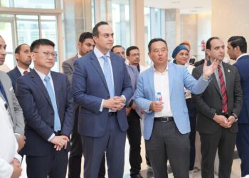 رئيس هيئة الرعاية الصحية ونائب رئيس شركة هواوي يُطلقان تفعيل تقنيات الجيل الخامس ميدانيًا بمجمع السويس الطبي