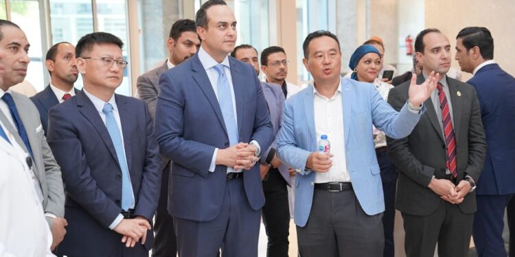 رئيس هيئة الرعاية الصحية ونائب رئيس شركة هواوي يُطلقان تفعيل تقنيات الجيل الخامس ميدانيًا بمجمع السويس الطبي